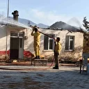 Antalya’da ormanlık alanda çıkan yangında eski okulun çatısı yandı