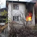 Evinde çıkan yangını gözyaşlarıyla izledi