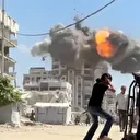 الاحتلال يدمر مبان سكنية بمدينة غزة وتقصف بالمدفعية خان يونس 