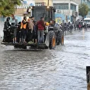 إغلاق طرق وإنقاذ عالقين جراء الأمطار الغزيرة