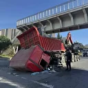 Avcılar'da iş makinesi taşıyan TIR üst geçide çarptı