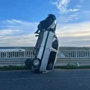 Tekirdağ’da ilginç kaza: Bariyere çarpan araç dik durdu, iki kişi yaralandı