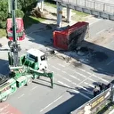 Üst geçide çarpan tır ikiye ayrıldı