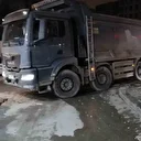 Hafriyat kamyonunun patlayan lastiği iş yerinin camlarını kırdı