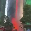 Hong Kong'da yüzlerce insanın içinde olduğu devasa gökdelende yangın: Çok sayıda kişi mahsur kaldı