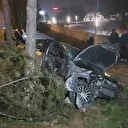 Otomobil kontrolden çıkıp direk ve ağaçlara çarptı