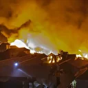 Bangladeş'in en büyük gecekondu bölgelerinden Korail’de yangın çıktı