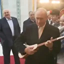 Rusya Devlet Başkanı Putin Kırgızistan'da 'kopuz' çalmaya çalıştı