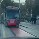 Tramvayın arkasına tutunarak yolculuk eden çocuk yürekleri ağıza getirdi