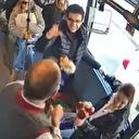 Otobüs şoförü Öğretmenler Günü'nde yolcusu iki öğretmene çiçek hediye etti