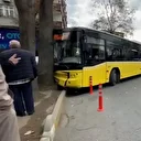 Bağcılar'da İETT otobüsü ağaca çarptı