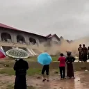 Endonezya'da devasa okul yerle bir oldu