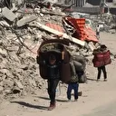 İsrail zulmünden kaçan Gazzeli çocuklar kendilerinden büyük yüklerin altına giriyor