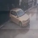 İleri yerine geri giden sürücü 10 metrelik istinat duvarından aşağı düştü: O anlar kamerada