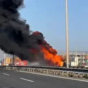 Mersin’de otobandan kara dumanlar yükseldi: Mazot yüklü tanker patlaya patlaya yandı