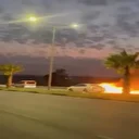 Seyir halinde yanan otomobil alevler içinde metrelerce ilerledi: Sürücü şans eseri kurtuldu