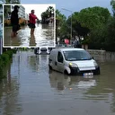 İzmir'i sağanak vurdu: Caddeler göle döndü evleri su bastı 