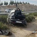 Kontrolden çıkan otomobil taklalar atarak refüje uçtu: Ölü ve yaralılar var