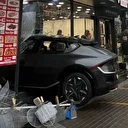 Sürücüsünün fren yerine gaza bastığı cip, şarküteri dükkanına girdi