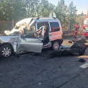 Hafif ticari araç otoyolda kamyona çarptı: 3 ölü, 3 yaralı