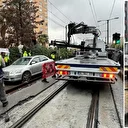 Tramvay yolunda kalan otomobil nedeniyle seferler aksadı