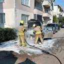 Sokak arasında park halindeki araç yandı: Hızlı müdahale felaketi önledi