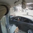 Kontrolü kaybeden sürücü dükkana adeta ok gibi saplandı: Vatandaşlar ezilmekten saniyelerle kurtuldu