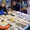 Trabzon'daki balıkçı tezgahlarında hamsi bolluğu devam ediyor: Kilosu 75 liradan satılıyor