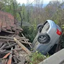 Zonguldak’ta kontrolden çıkan otomobil evin çatısına uçtu