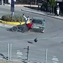 Motosikletli havada takla attı: İlk yaptığı şey fırlayan ayakkabısını giymek oldu