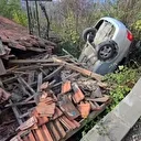 Kontrolden çıkan otomobil evin çatısına uçtu