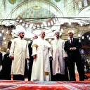 Papa Sultanahmet Camii’ni gezdi