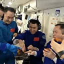 Uzay tarihinde bir ilk: Çinli taykonotlar uzay istasyonuna kurulan fırınla ızgara et ve tavuk pişirdi