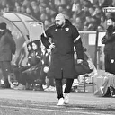 Futbol camiasını yasa boğan trajedi! Maç sırasında yere yığılan teknik direktörden acı haber