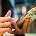 Yurt dışından telefon getirenleri ilgilendiriyor! Yeniden değerleme oranı ile 2026 IMEI kayıt ücreti değişti! İşte yeni tutar