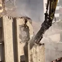 Sındırgı’da ağır hasarlı binalar yıkılıyor: Enkaz kaldırma çalışmaları sürüyor