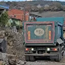 Sındırgı'da ağır hasarlı yapıların yıkımı sürüyor