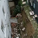 Arnavutköy’de iki bina arasındaki istinat duvar çöktü