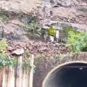 Sarp Sınır Kapısı yolunda heyelan: Araçlar saniyelerle kurtuldu