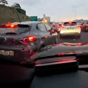 Trafikte kaynak sürücüler yine iş başında: ‘Enayi miyim 20 dakikadır bekliyorum’ tartışması kamerada