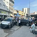 Kontrolden çıkan otomobil park halindeki araca çarptı: Temizlik işçisi son anda kurtuldu