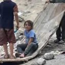 Gazzeli çocuklar İsrail'in bombaladığı bir binadan kopan parçayla oyun kurdu