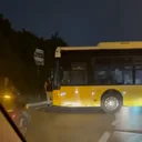 Ataşehir’de dönüş yapmak isteyen İETT otobüsü yolda sıkıştı