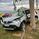 Ağaca çarpıp ikiye bölünen otomobildeki kadın hayatını kaybetti