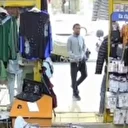 Hatay’da mankenin üstündeki bin TL’lik montu çalan hırsız kamerada