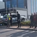 Kocaeli’de feci kaza: Otomobil yayalara çarpıp refüje çıktı