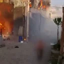 Kocaeli'de yanan parfüm deposundan bir kişinin yarı çıplak çıktığı anlar kameraya yansıdı