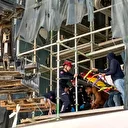 İnşaatın 5'inci katından 2'nci kata düşen işçi, iş makinesiyle indirildi