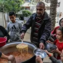 Gazze'de açlıkla mücadele eden Filistinlilere yemek dağıtıldı
