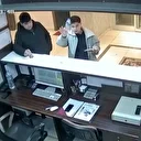 Tezgahta kimse olmayınca aldıkları suyun parasını kameraya gösterip bıraktılar